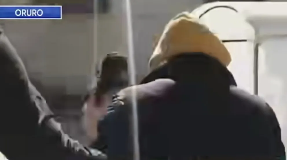 Uno de los agresores fue identificado, se busca al resto.   Foto: Captura Bolivia TV