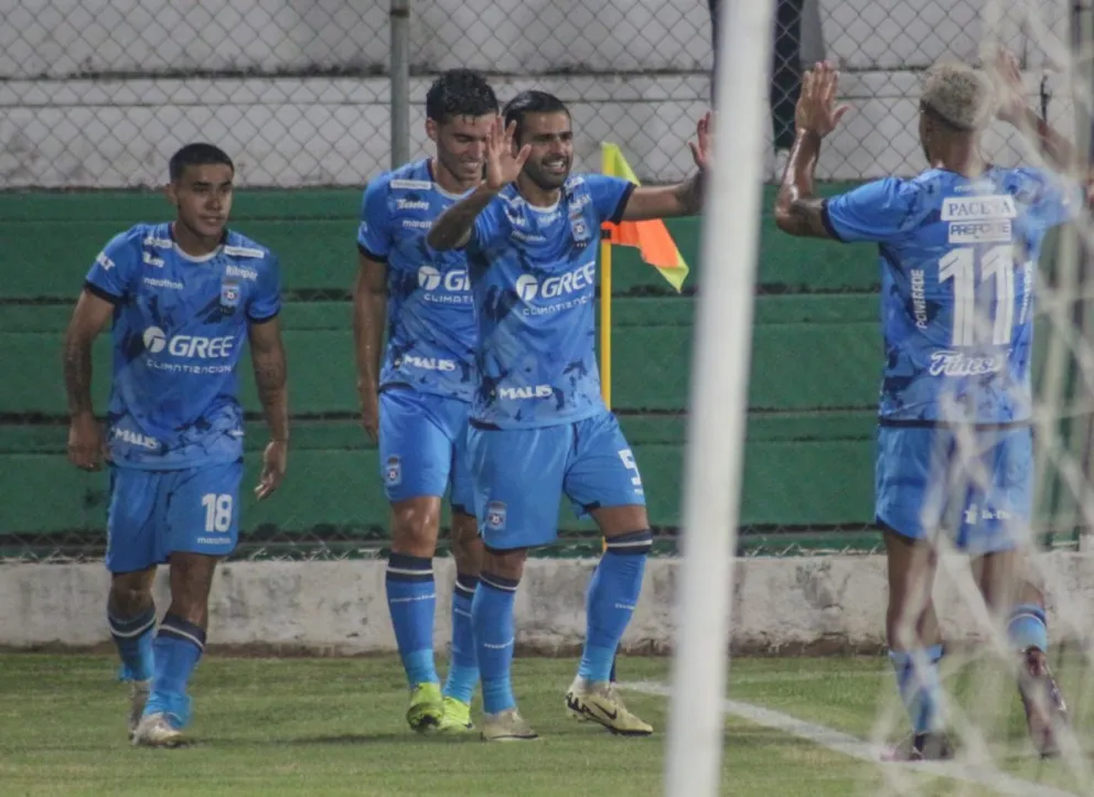 Jugadores de Blooming celebran uno de sus tres goles. Foto: Agencia Marka Registrada.