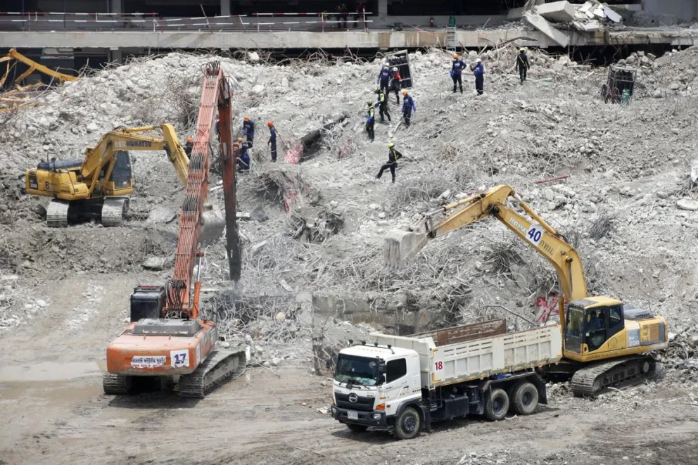 Los equipos de emergencia limpiando la zona donde un edificio se derrumbó en Bangkok a raíz de un terremoto en la vecina Birmania. Foto. EFE
