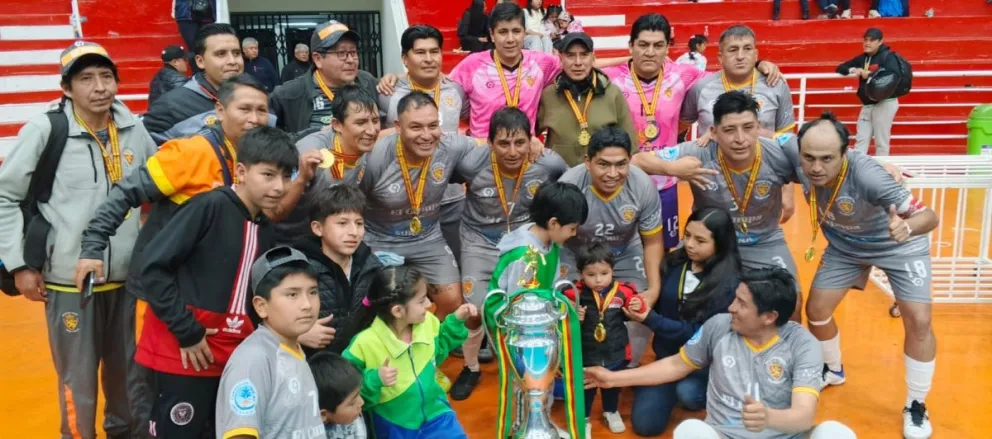 Integrantes del cuadro campeón posan con el trofeo. Foto: Comisión de Futsal Bolivia. 