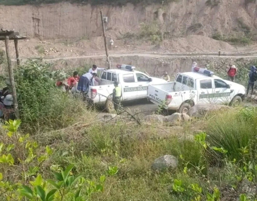 Patrullas policiales ingresaron hasta el Arapata para retirar el cuerpo del padre del diputado Freddy Velásquez. Foto: Red Yungas 