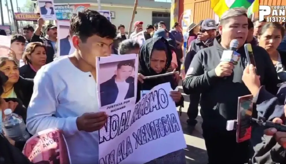 Familiares de Richard Flores marcharon hoy en Buenos Aires. Foto: Estudios Red Bolivia