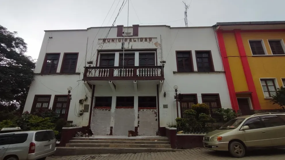 Frontis de la Alcaldía de Chulumani, tapiada por lo vecinos que rechazan la detención domiciliaria del alcalde Cesar Carrasco y el concejal Rogelio Portugal. Foto: FM Bolivia.