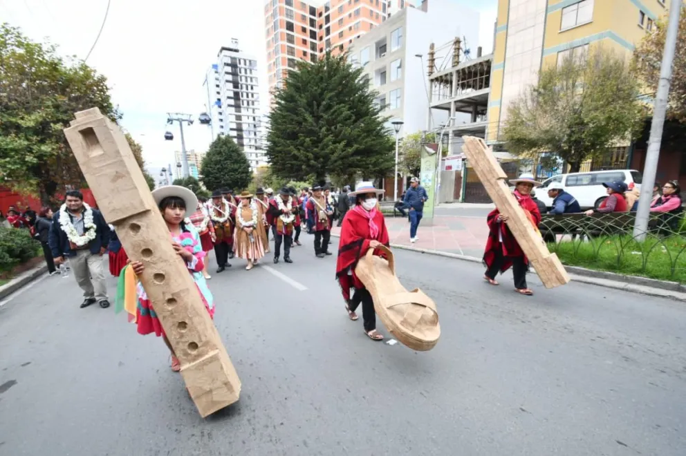 Una de las comparsas que participó de "la tarqueada más grande del mundo". Foto: APG. 