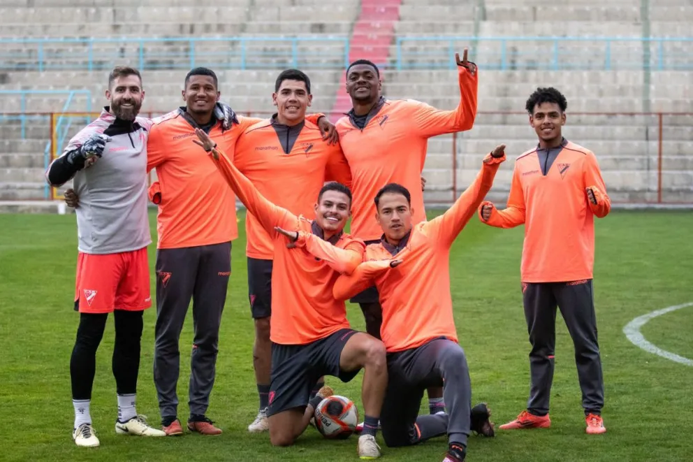 Jugadores del equipo millonario que esta tarde van por el séptimo triunfo. Foto: CAR