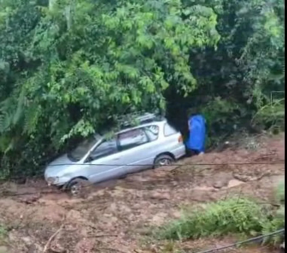 El vehículo que fue arrastrado por el deslizamiento en el sector de la comunidad Agua Rica. Foto: Radio Yungas 