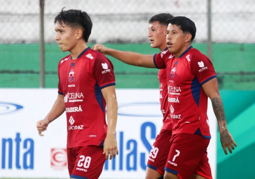 Peredo, a la derecha, celebra el primer gol del partido jugado en Montero. Foto: APG
