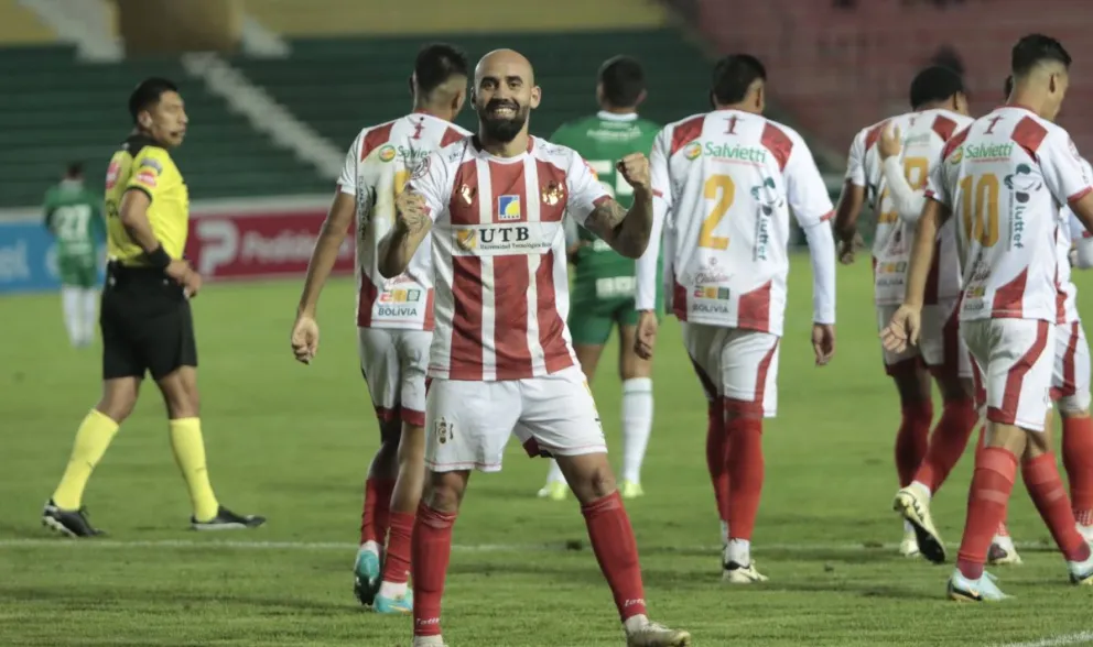 Villalba autor de cuatro goles, tuvo su gran noche en Sucre. Foto: Agencia Marka Registrada. 