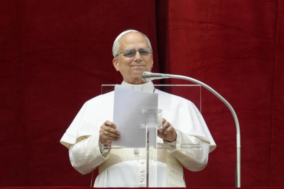 El papa León XIV dirigiendo la oración del Regina Caeli desde el balcón central de la Basílica de San Pedro en la Ciudad del Vaticano. Foto: EFE