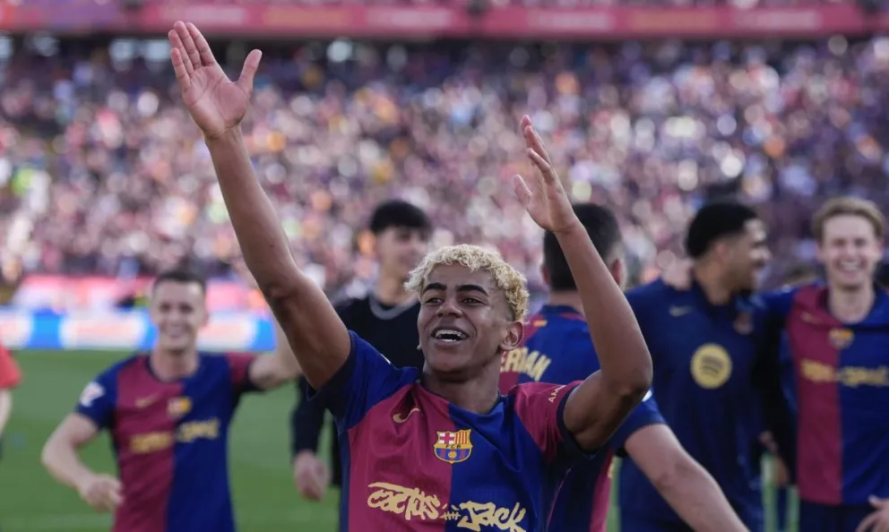 Lamine Yamal y sus compañeros del Barcelona celebran el triunfo en el clásico contra Real Madrid. Foto: EFE