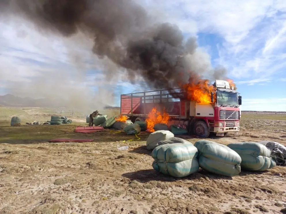 Militares quemaron un vehículo con contrabando en la frontera con Perú Foto; VDLC