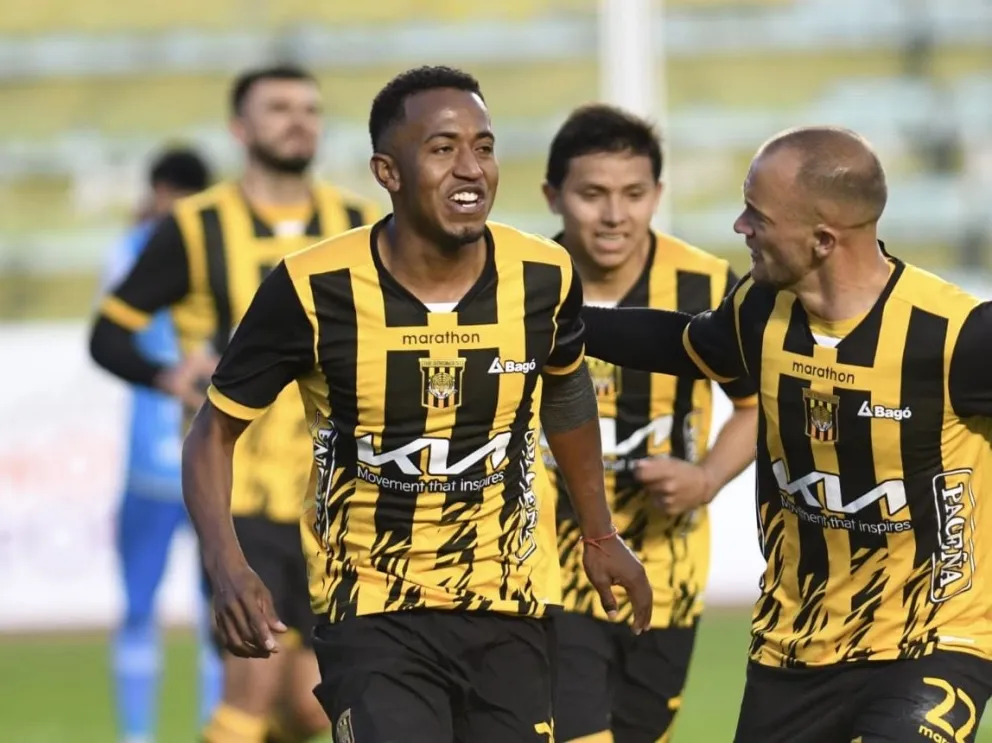 Celebración atigrada luego del gol de Jaime Arrascaita (izq.). Foto: Agencia Marka Registrada.