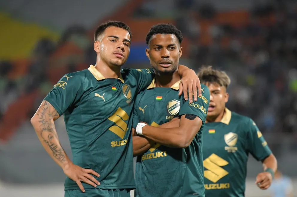 Dorny Romero, a la derecha, celebra el gol que anotó en el Capriles. Foto: Agencia Marka Registrada