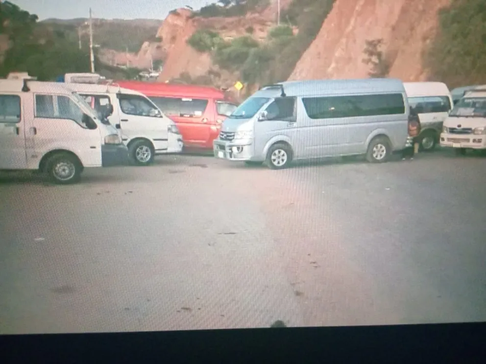 Minibuses bloquean un punto de la ruta. Foto: Unitel