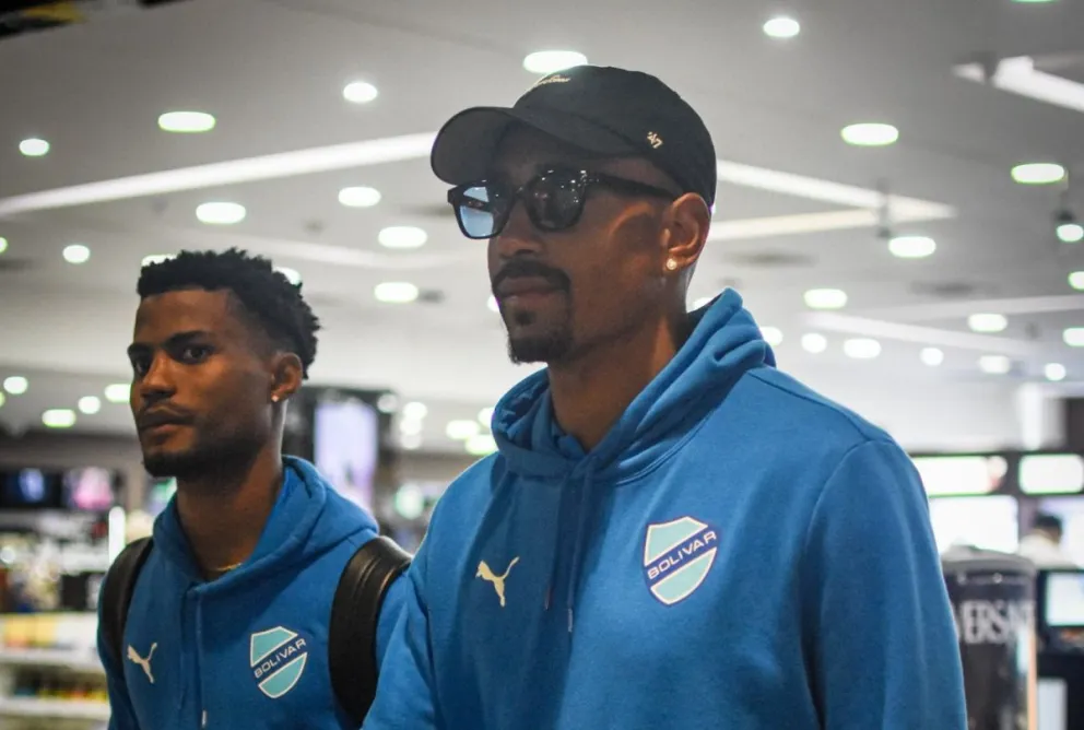 Jairo Quinteros (der.) y Dorny Romero, previo a su viaje a Brasil. Foto: Club Bolívar.