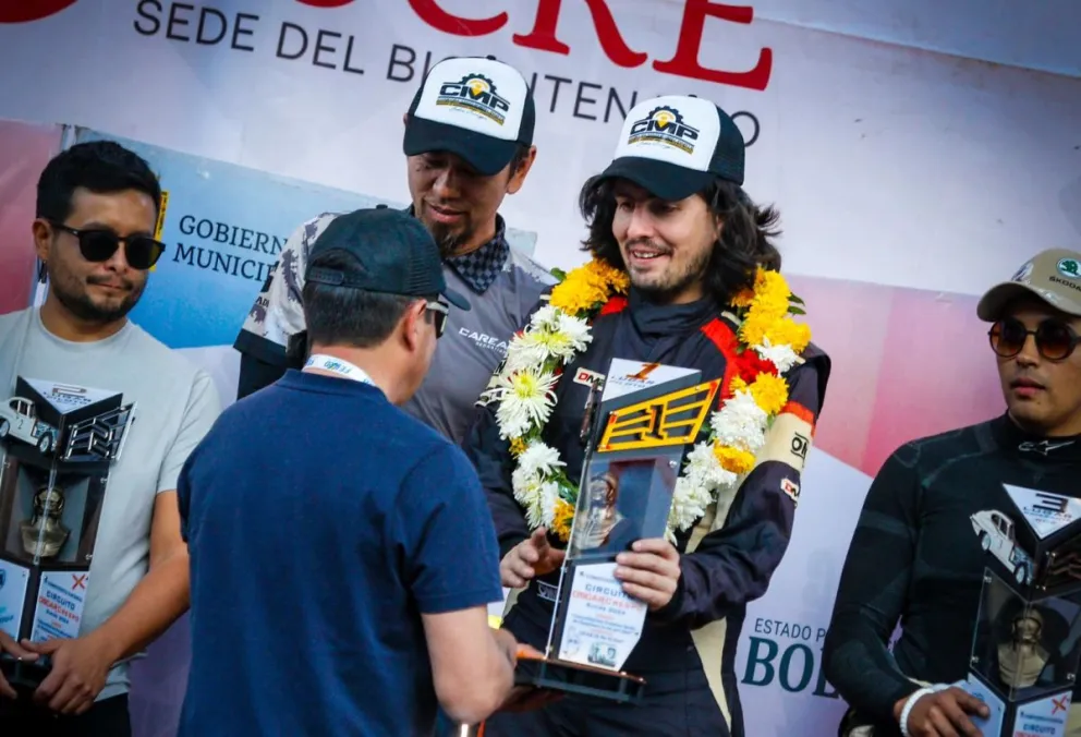 Careaga recibe su trofeo de campeón en una pasada carrera. Foto: Sebastián Careaga.
