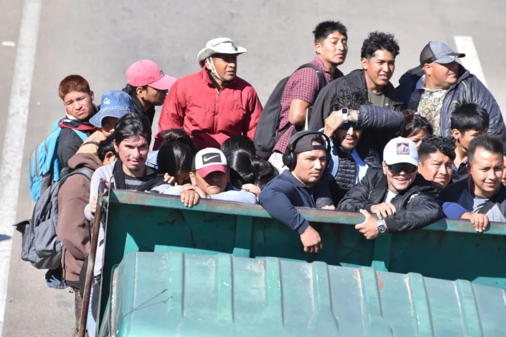 Personas se movilizan en un camión, en medio del bloqueo. Fotos: APG