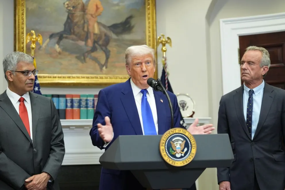 Donald Trump con Kennedy con el secretario de Salud y Servicios Humanos de los Estados Unidos. Robert Kennedy Jr. Foto: EFE