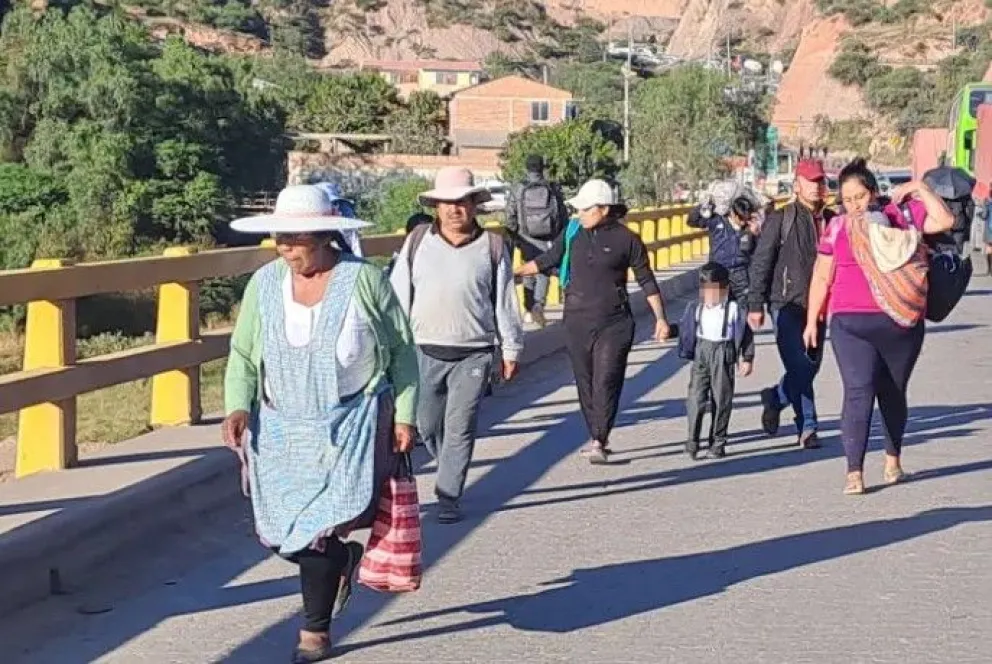 Bloqueo en Cochabamba obliga a los pasajeros a realizar trasbordo. Foto: Unitel