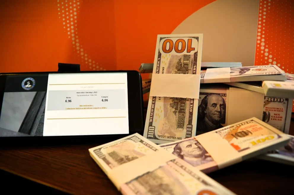 En el mercado paralelo, el dólar se ha vuelto escaso: no se encuentra a la venta y, cuando hay, es en pequeñas cantidades.    Foto: Leny Chuquimia / Visión360