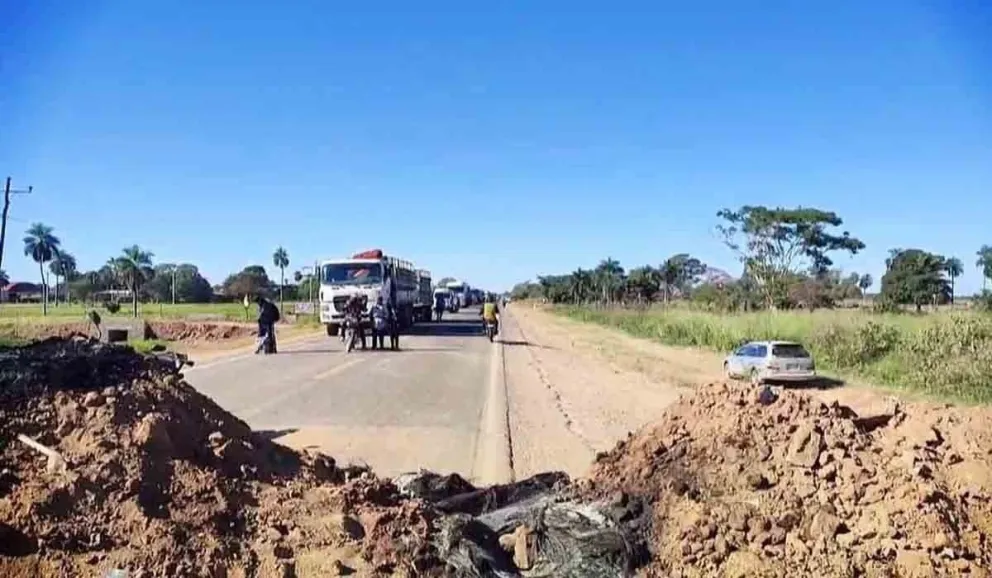 Promontorio de tierra obstaculizaba la vía en Yapacaní. Foto: Noti Bolivia