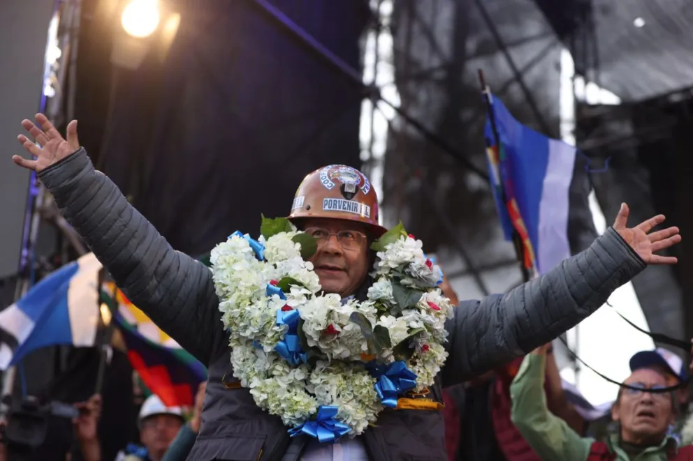 Fotografía de archivo fechada el 28 de abril de 2025 del presidente boliviano, Luis Arce, saludando durante un acto donde fue proclamado. Foto: EFE