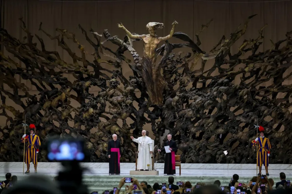 El Papa León XIV saluda a los fieles durante una audiencia con representantes de los medios en el Vaticano. Foto: EFE