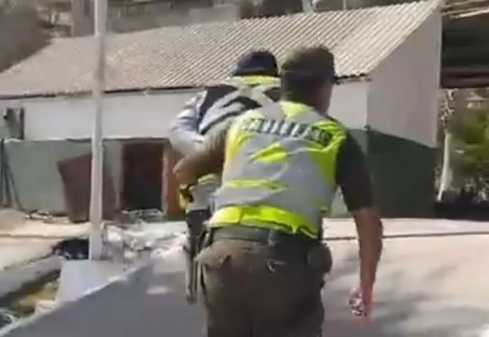 Imagen referencial de un carabinero de Chile en un arresto. Foto: Captura de video