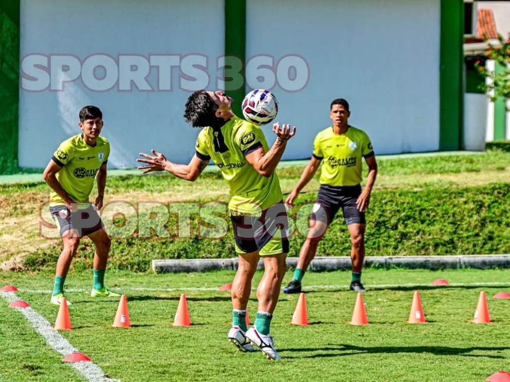 Terceros, a la izquierda, junto a dos compañeros de equipo en el entrenamiento de este martes con el América. Foto: GDA América