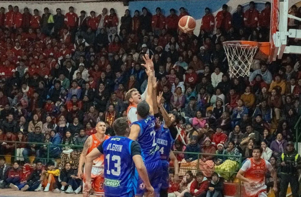 Incidencia del partido entre Leones (de azul) y Pichincha. Foto: Club Leones.