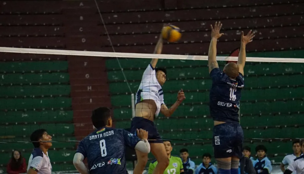 Un jugador de Bolívar Voley (de blanco) hace un mate en el partido con Santa Rosa. Foto: APG.