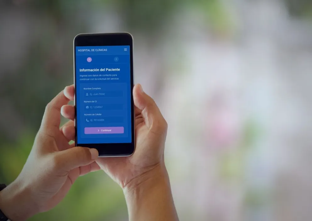 Una persona usa la aplicación. 