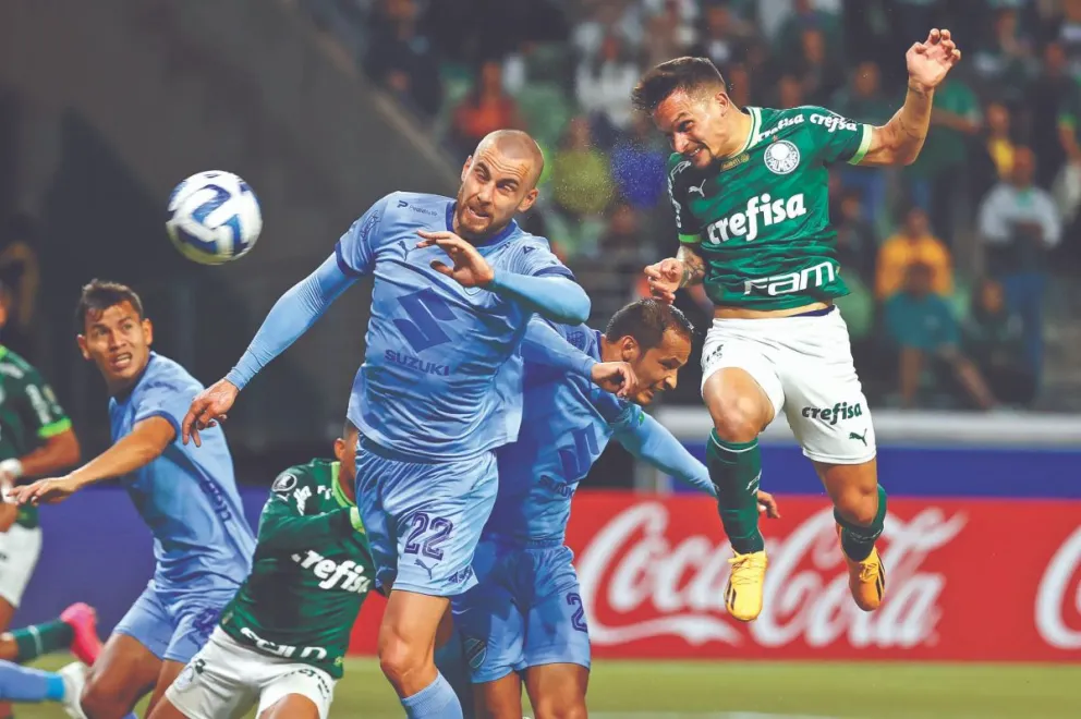 Nicolás Ferreyra y Leonel Justiniano tratan de impedir uno de los goles del Palmeiras en el encuentro que se produjo en 2023. Foto: Brasil Sports