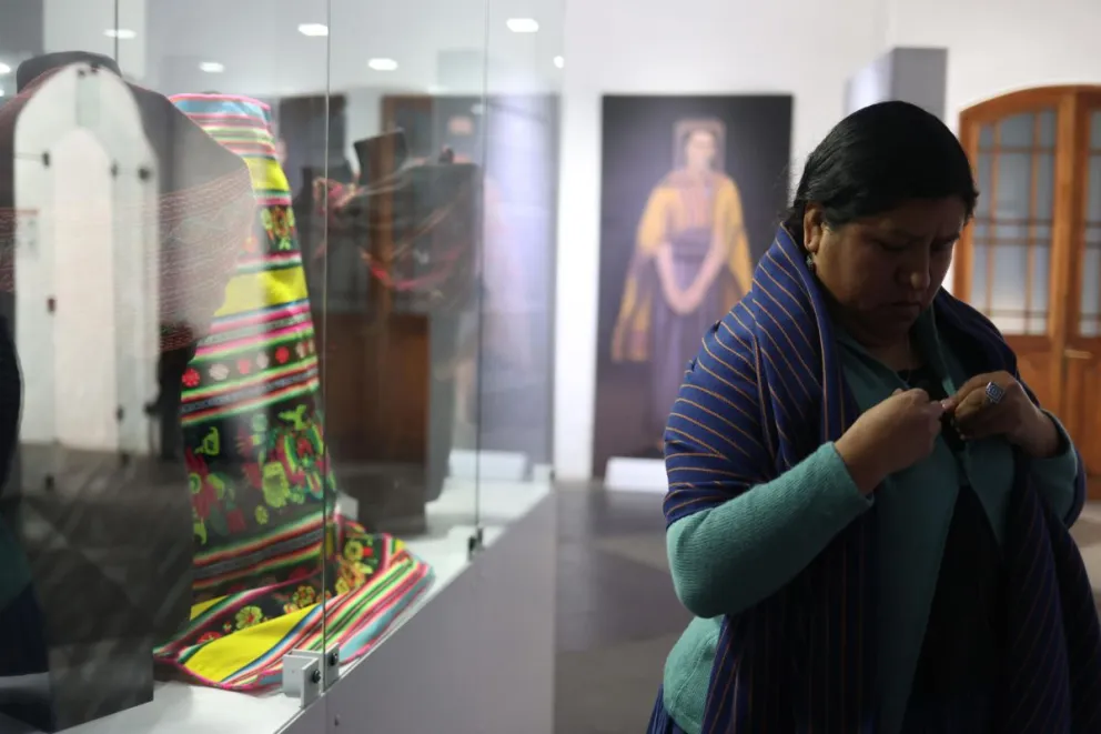 La directora del Museo de Etnografía y folclore (Musef), Elvira Espejo, durante un recorrido por una exposición en el Musef en La Paz (Bolivia). Foto: EFE