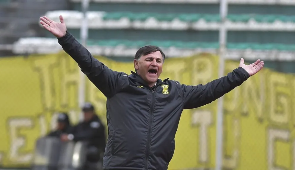 Carlos Bustos, director técnico de The Strongest, celebra un gol. Foto: APG