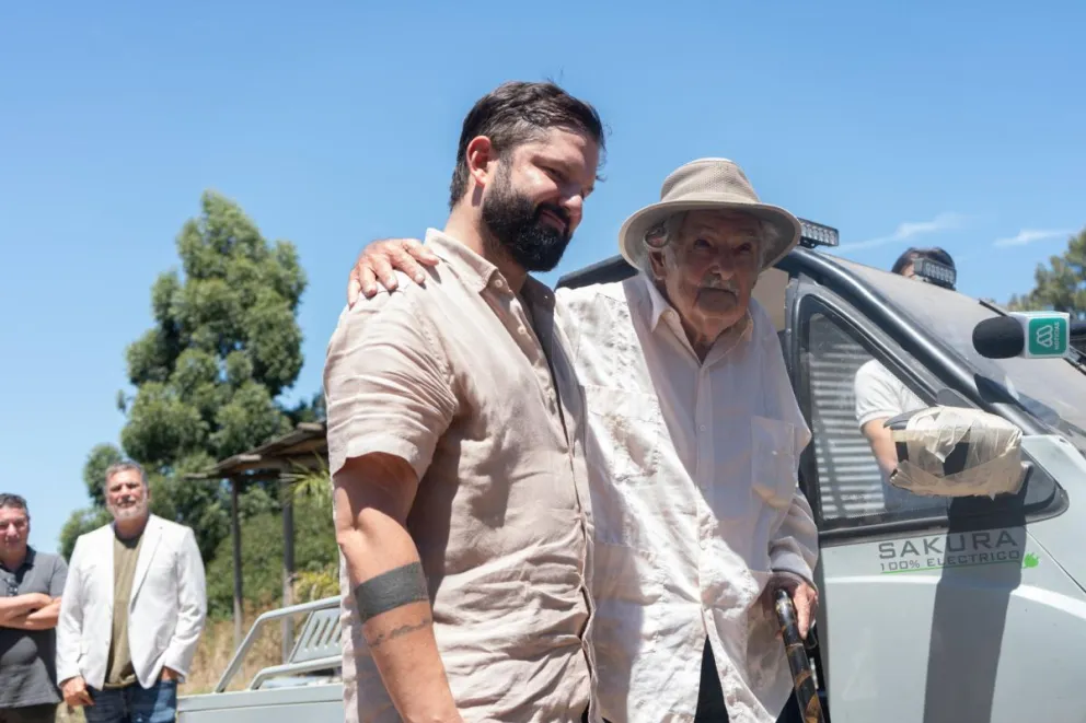 Fotografía de archivo del expresidente de Uruguay José Mujica (d) y el presidente de Chile, Gabriel Boric, en Montevideo (Uruguay). Foto: EFE
