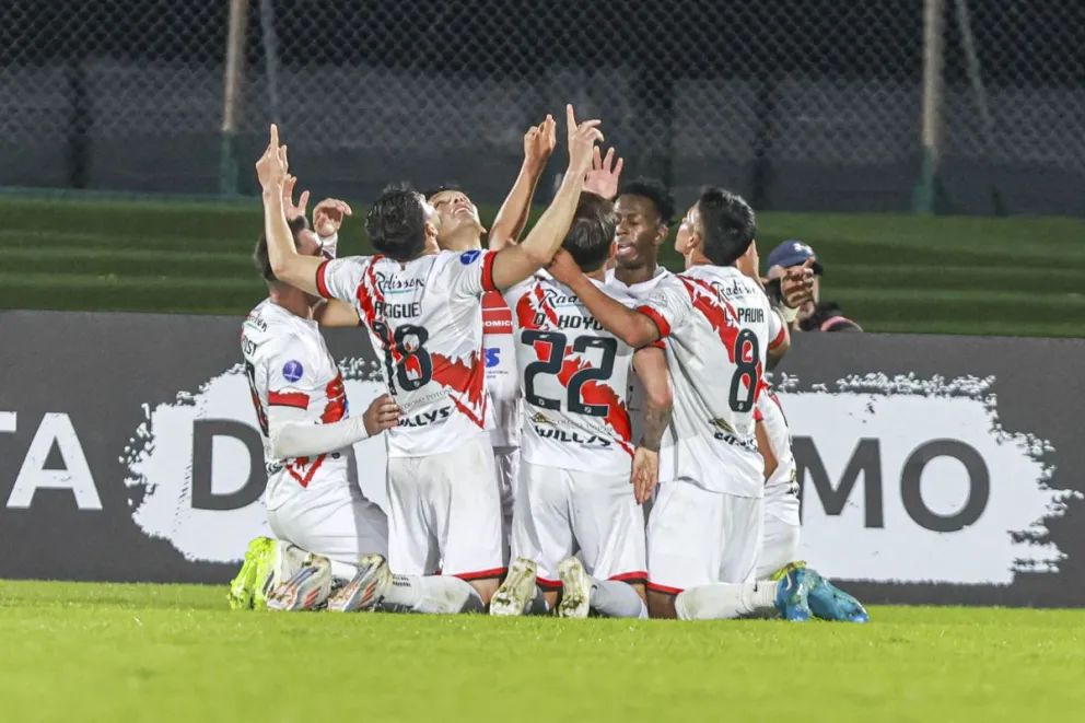 Los potosinos celebran uno de los goles que marcaron en el compromiso. Foto: APG