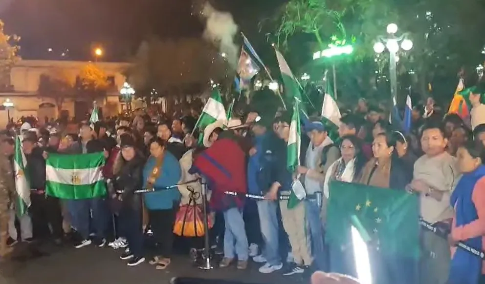 Seguidoes y miembros de organizaciones sociales se dieron cita en la plaza Murillo, en La Paz. Foto: Captura