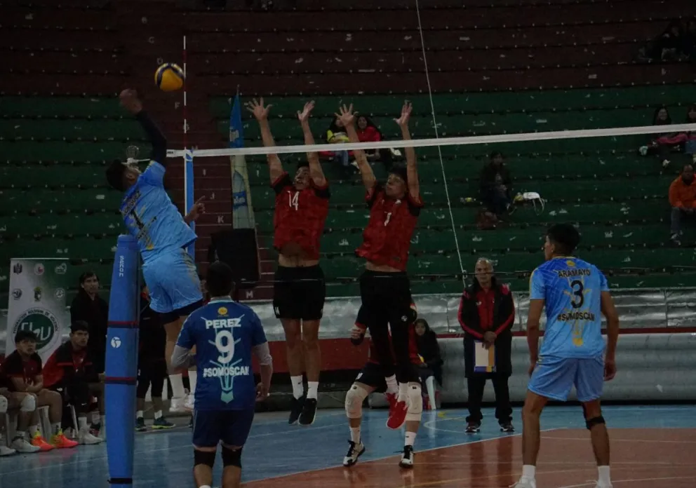 Un jugador de CAN realiza un mate en el partido contra Dinamo. Foto: APG.