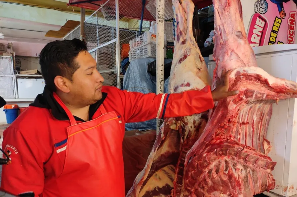 Un comerciante de carne en un mercado de La Paz. Foto: RRSS