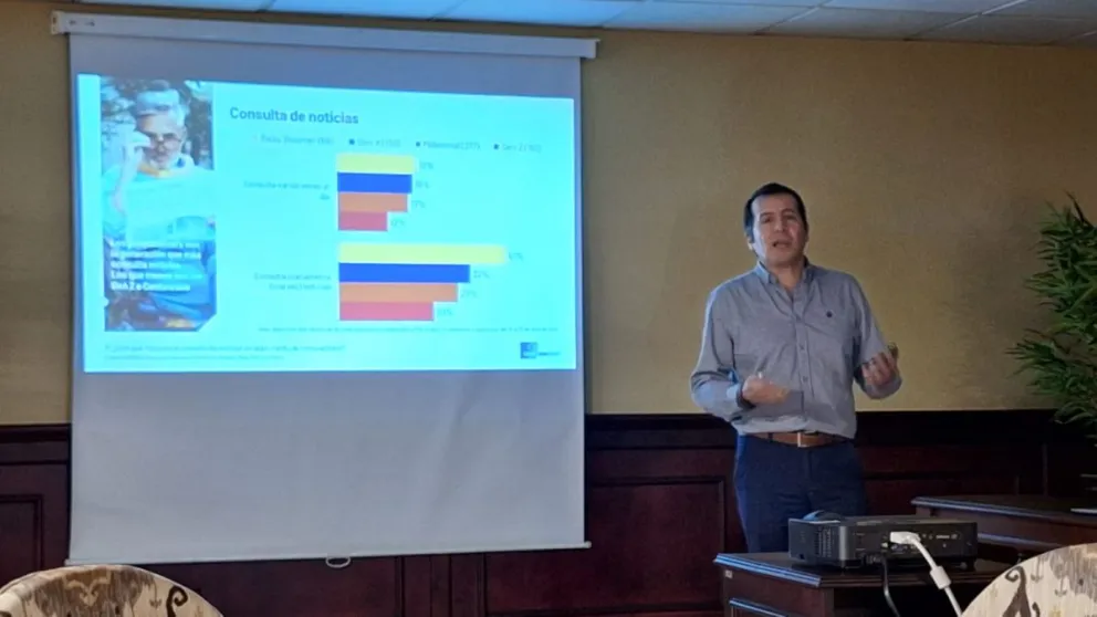 Raphael Villarreal de Ipsos Ciesmori hace la presentación de la encuesta. Foto: M. Belmonte
