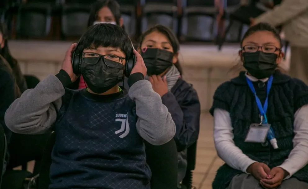 Estudiantes de una unidad educativa pasan clases con barbijo. Foto: MIn Salud.
