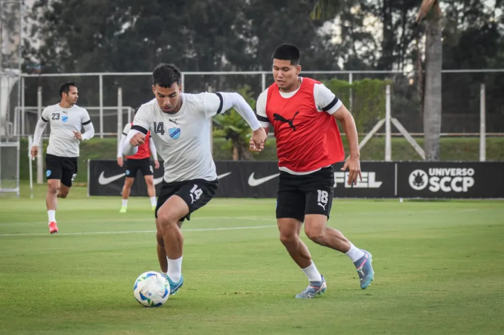 Matheus (izq.) domina la pelota en la práctica de este miércoles en Brasil. Foto: Club Bolívar.
