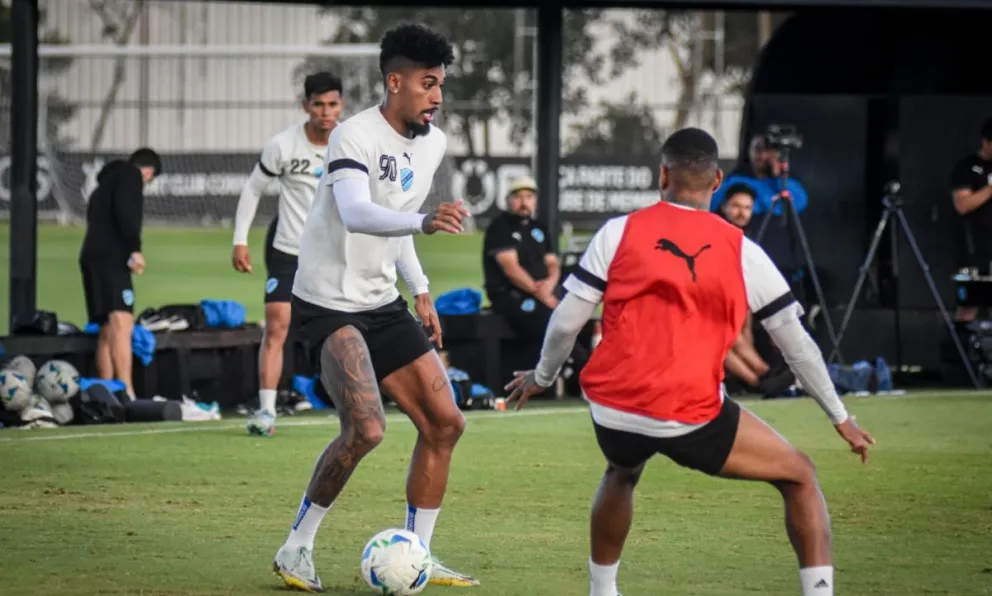 Gomes (izq.) domina la pelota en una práctica en Brasil. Foto: Club Bolívar.
