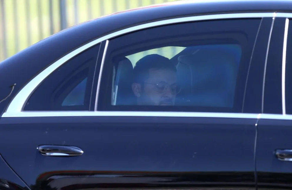 El presidente ucraniano en un coche de camino a reunirse con su homólogo turco en Ankara. Foto: EFE