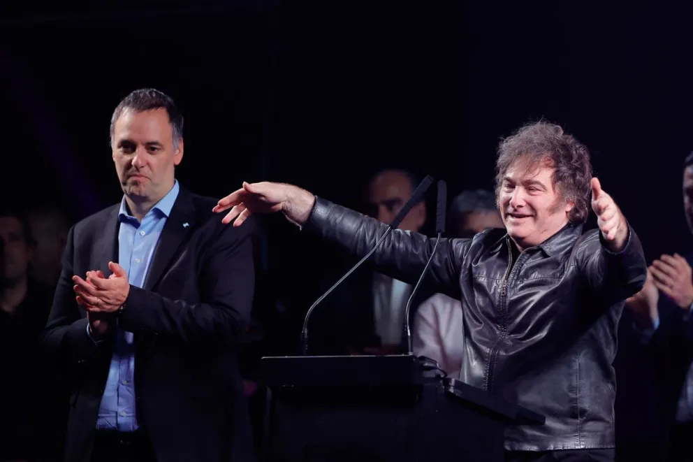 Milei y el portavoz presidencial y candidato a legislador por el partido La Libertad Avanza. Manuel Adorni. Foto: EFE