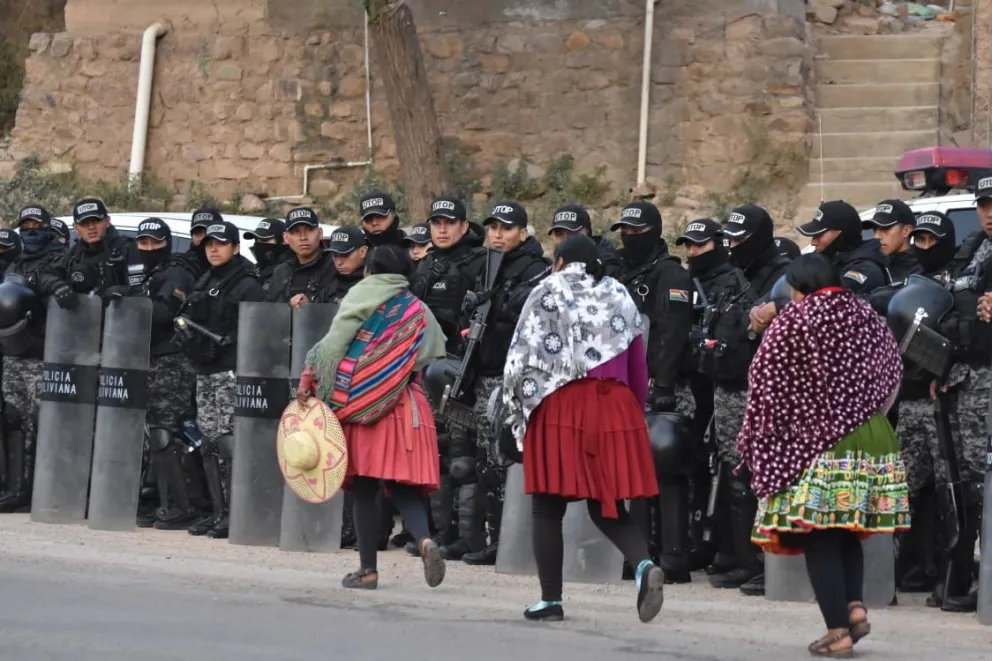 Policías en la localidad de Parotani, este jueves. Foto: APG