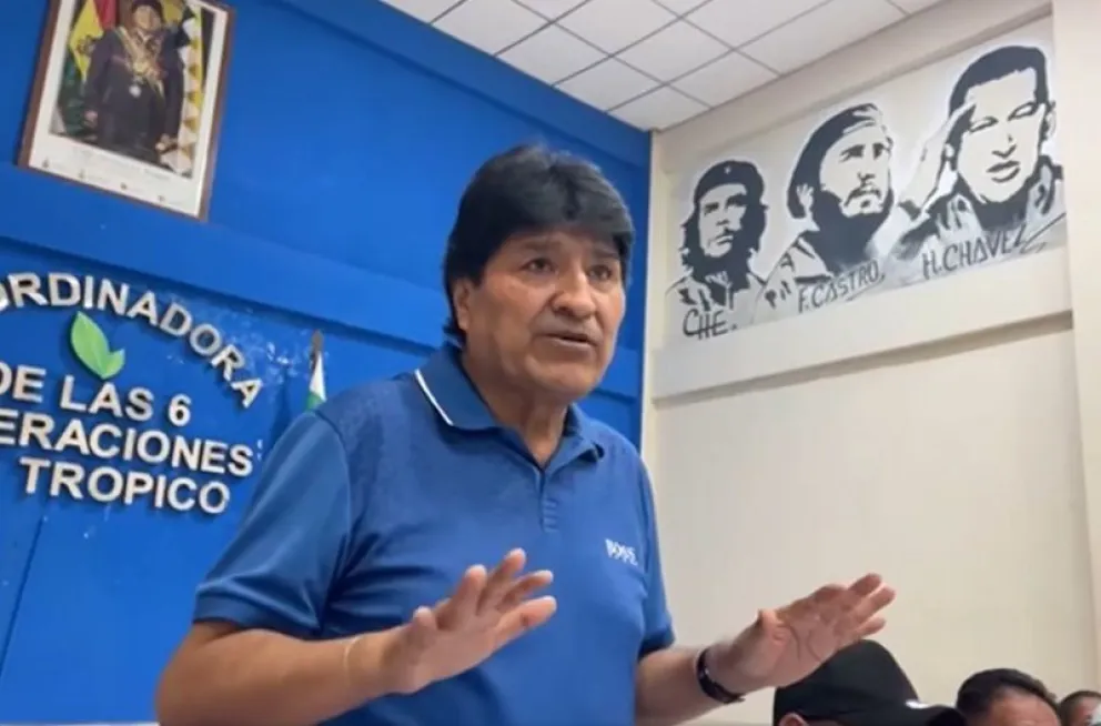 El dirigente cocalero, Evo Morales, en reunión con sus dirigentes. Foto: RKC