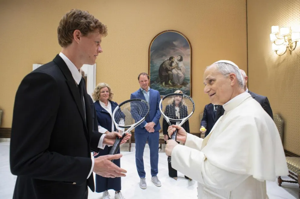 El italiano Jannik Sinner y el papa Leon XIV en El Vaticano. Foto: EFE.
