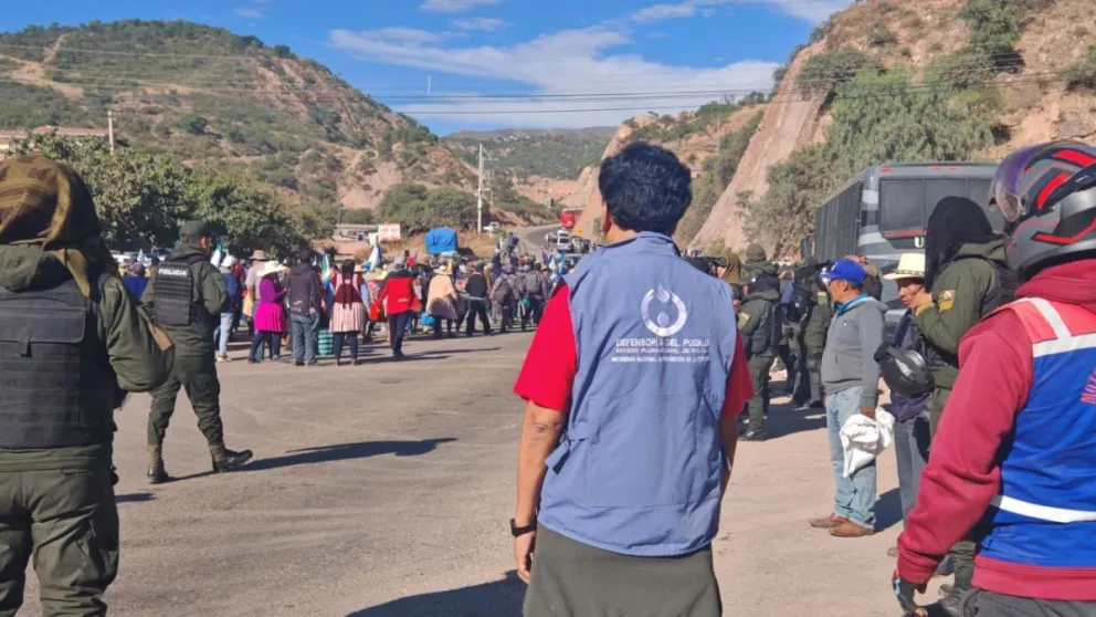 Representantes de la Defensoría del Pueblo en plena carretera efectúan el seguimiento a la caravana evista. Foto: Defensoría del Pueblo
